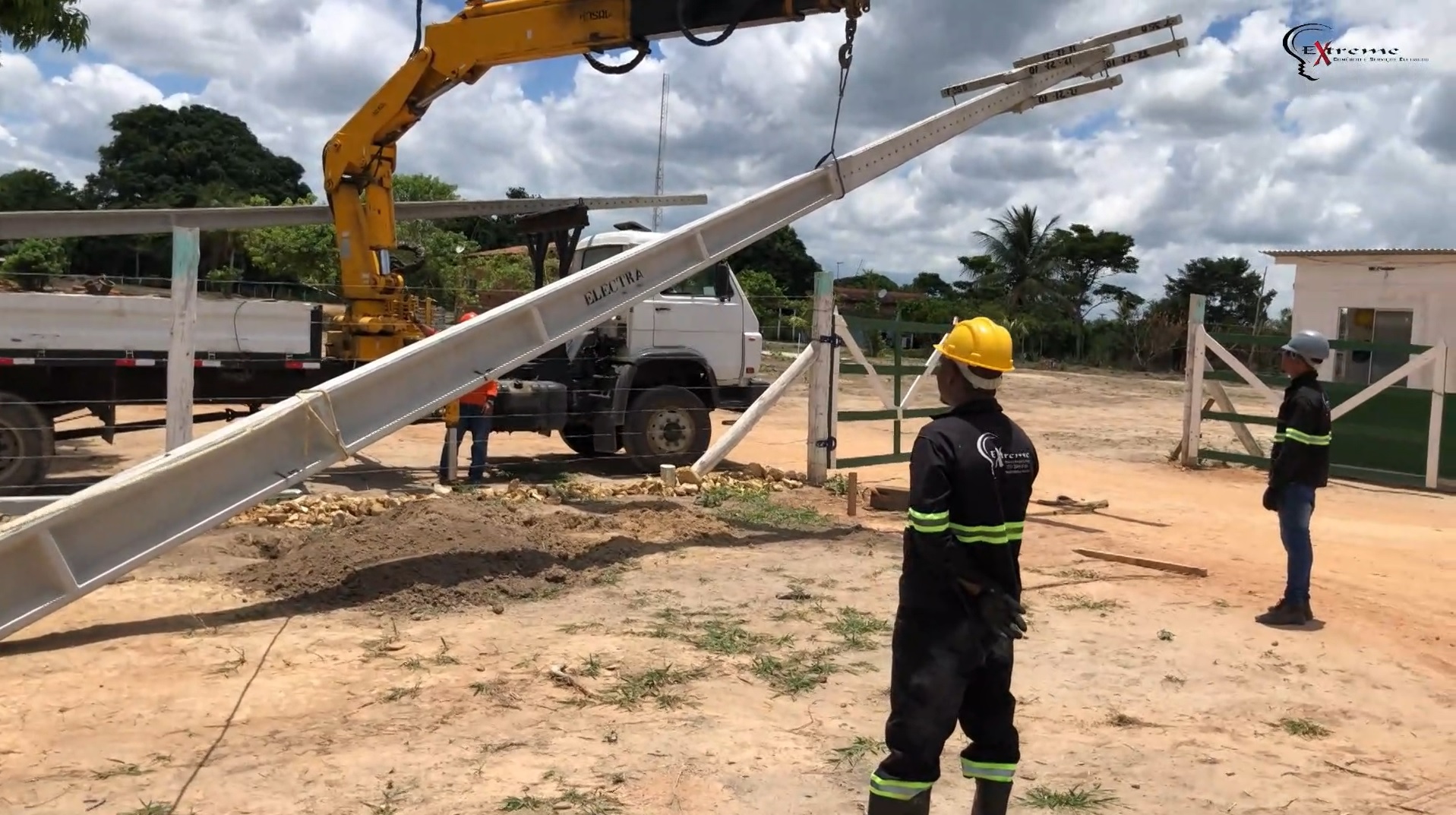 Montagem de subestações elétrica aérea em áreas industriais e comerciais